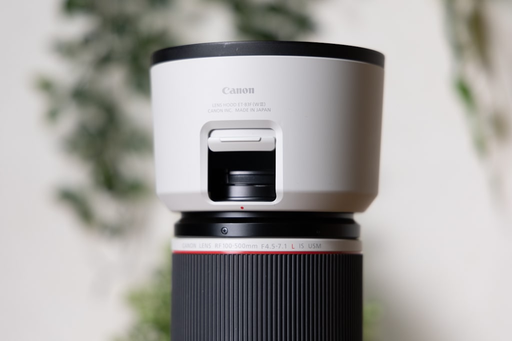 RF100-500mm f4.5-7.1L is usmのレンズフードの窓開閉